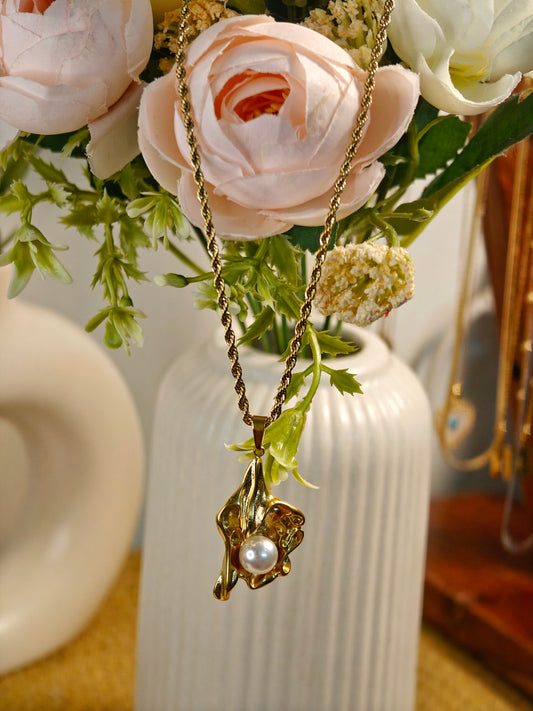 Pearl in Leaf Necklace
