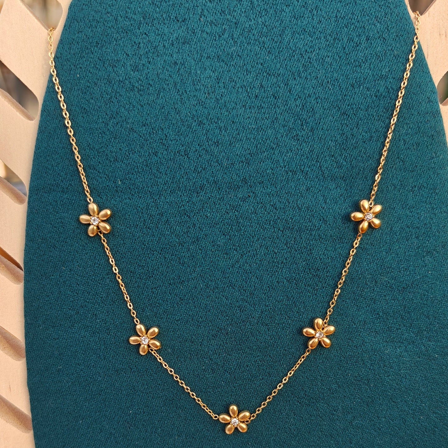 Dainty Daisy Necklace