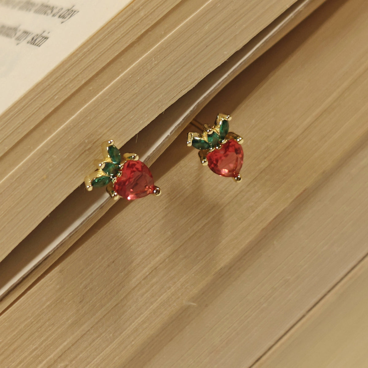 Strawbae Ball back studs